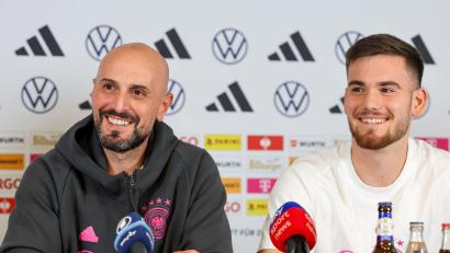 Bild: Jan Woitas/dpa
Trotz der Ausfälle in Vorfreude auf die Spiele: Trainer Antonio Di Salvo (l) und Torhüter Dennis Seimen.