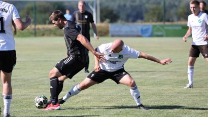 Archivbild: Dieter Jäschke
Thomas Wildenauer (vorne rechts), Teil des Trainerduos beim TSV Reuth, gehen selbstbewusst in die Partie gegen die SpVgg Trabitz.