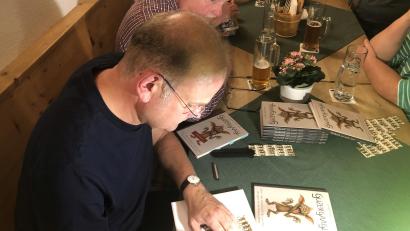 Bild: wro
Bereits nach der Autorenlesung in der Gaststube gingen viele Exemplare der neuen Publikation - von Florian Mattes signiert - über den "Ladentisch".