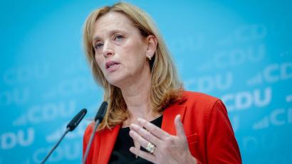 Bild: Kay Nietfeld/dpa
Bildungsministerin Prien berichtet von Überlegungen unter Juden, ob sie sich vorsorglich ein Finanzpolster im Ausland anlegen sollen.