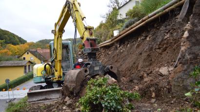 Bild: glb
Hinter dem Gasthof zum Bayerischen Johann ist der Hang abgerutscht und die Stützmauer eingestürzt.