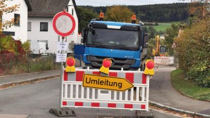 Bild: Portner
Straßensperrungen, wie hier bei der Einmündung Muracher Straße/Watzlikstraße, prägen aktuell das Straßenbild von Oberviechtach und einigen Ortsteilen.