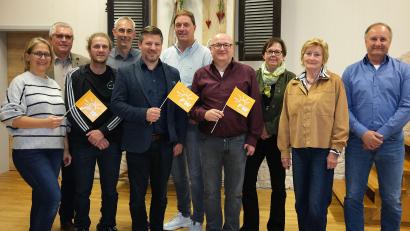 Bild: Hirsch
Die "Überparteiliche Wählergemeinschaft" Schwarzenfeld wählte eine neue Vorstandschaft und bestätigte ihren Vorsitzenden Bernd Stangl (Vierter von rechts) im Amt. Gleichzeitig nominierten die Mitglieder Peter Neumeier (Fünfter von links) zum Bürgermeisterkandidaten.