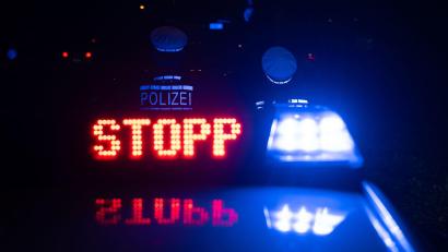 Symbolbild: Marijan Murat/dpa
Nach einem Raubüberfall im Landkreis Neumarkt fahndete die Polizei mit Streifenwagen und Hubschrauber nach den Tätern.