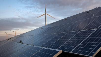 Symbolbild: Sina Schuldt/dpa
Der Bayerische Landtag hat nun über die Beteiligungspflicht bei Windkraft- oder Photovoltaikanlagen entschieden.