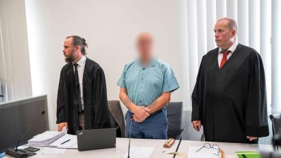 Bild: Daniel Vogl/dpa
Der Angeklagte aus dem Landkreis Forchheim (hier neben seinen Anwälten) hat während des gesamten Prozesses geschwiegen. In seinem letzten Wort dankte er lediglich seinen beiden Verteidigern. (Archivbild)