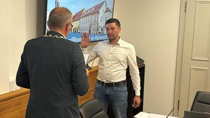 Bild: stg
Bürgermeister Roman Schäffler vereidigte seinen Sohn Marco als neuen CSU-Stadtrat.