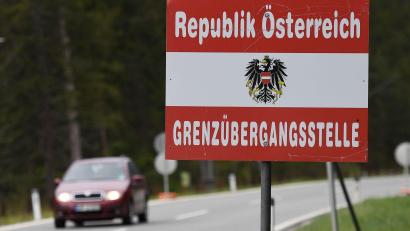 Bild: Angelika Warmuth/dpa/dpa-tmn
Nächstes Jahr kann man die dann roten Vignetten zum letzten Mal an die Windschutzscheibe kleben. (Archivbild)