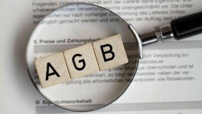 Symbolbild: blende11.photo – stock.adobe.com
Allgemeine Geschäftsbedingungen (AGB) bedeuten oft Lästigkeit und Ärgernis: seitenlange Texte in kleinen Druckbuchstaben, die man aus Zeitgründen kaum liest und aufgrund ihrer Verklausulierung oft auch nicht versteht.