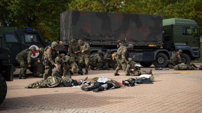 Bild: Noah Wegmüller-Kocher
Die Situation ist unübersichtlich. Verletzte liegen am Boden. Wer benötigt dringend Erste Hilfe? Wer setzt dem flüchtigen Mann hinterher, der einen Terroranschlag auf den Militärkonvoi verübt hat? In Sulzbach-Rosenberg trainierten Polizei und Bundeswehr bei der Übung RoadTEX den Ernstfall.
