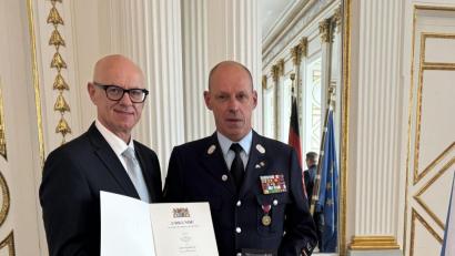 Bild: Regierung der Oberpfalz/Manfred Schmied/exb
Ehrenkommandant Franz Bauernfeind (rechts) erhielt von Regierungspräsident Walter Jonas das Steckkreuz für besondere Verdienste um das Feuerwehrwesen.