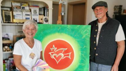 Bild: Portner
Strahlkraft von Farbe und Lebensenergie: Künstler Michael Bauer-Kempff und Martina Haller mit dem Bild "Glück und Leichtigkeit" im Künstlerhaus in Pullenried bei Oberviechtach.