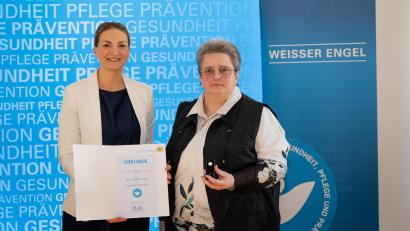 Bild: Gesundheitsministerium
Bayerns Gesundheitsministerin Judith Gerlach (li) hat Carmen Roose aus Mitterteich die Auszeichnung "Weißer Engel" verliehen.