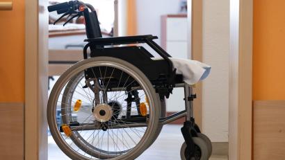 Bild: Sebastian Kahnert/dpa
Wer alt wird, wird häufiger krank. Eine alternde Bevölkerung bedeutet für die Krankenkassen stark steigende Ausgaben. (Symbolbild)