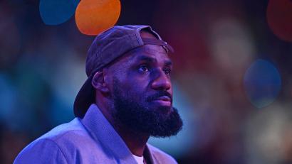 Bild: Jose Carlos Fajardo/Bay Area News Group/AP/dpa
LeBron James hat Rückenschmerzen und verpasst den Saisonstart der NBA. (Archivfoto)