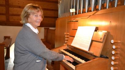 Bild: jr
Die 85-jährige Alma Pfletscher spielt seit 70 Jahren die Kirchenorgel in der evangelischen Friedenskirche in Groschlattengrün. Das Jubiläum wird am Sonntag mit einer festlichen musikalischen Abendandacht ab 17 Uhr gefeiert. Dazu hat sich auch der Kammerchor Marktredwitz angekündigt.