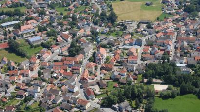 Archivbild: ges
Am Marktplatz in Eslarn, zwischen Rathaus und Kirche, soll ein Zebrastreifen entstehen. Der Marktgemeinderat stimmte dafür.
