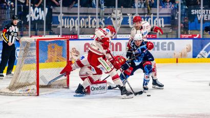 Bild: Elke Englmaier
Cedric Schiemenz (blaues Trikot) von den Blue Devils Weiden versucht, sich gegen eine Übermacht an Landshuter Gegenspielern zu behaupten.