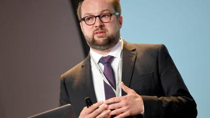 Bild: Britta Pedersen/dpa-Zentralbild/dpa
Oliver Nachtwey bekommt den Preis gemeinsam mit der Autorin Carolin Amlinger (Archiv).