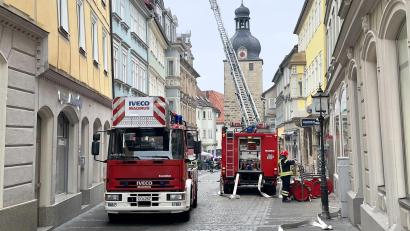 Bild: Daniel Vogl/dpa
Die Einsatzkräfte konnten den Brand im Dachgeschoss löschen.