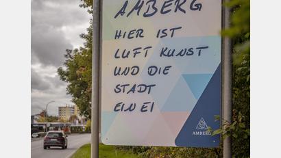Bild: Michael Golinski
Mit handgeschriebenen Botschaften begrüßt die Stadt Amberg alle Vorbeifahrenden.
