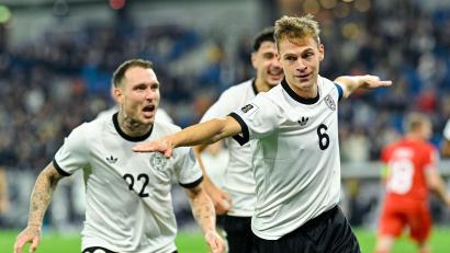 Bild: Uwe Anspach/dpa
Der Kapitän ging voran: Joshua Kimmich (r) traf im 104. Länderspiel erstmals doppelt. Links David Raum, Torschütze zum 1:0.