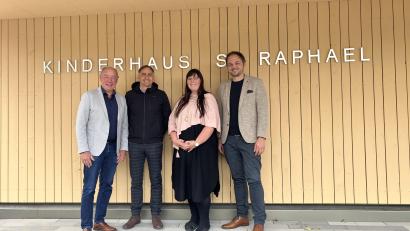 Bild: Caritasverband
Bürgermeister Roland Strehl, (von links), der Leiter der Bauverwaltung, Alexander Greiner, die Leiterin der Kindertageseinrichtung, Nadine Rall, und der Vorsitzende des Caritasverbands Amberg-Sulzbach, Michael Trummer, freuen sich auf die Eröffnung des neuen Kinderhauses.