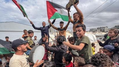 Bild: Belal Abu Amer/APA Images via ZUMA Press Wire/dpa
Nach zwei Jahren Krieg wird im Gazastreifen die Einigung auf eine Waffenruhe gefeiert.