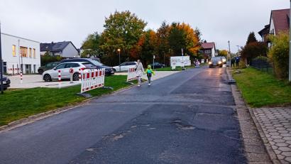 Bild: fpoz
Die Anwohner in der Neukirchner Straße wünschen sich eine Verkehrsregelung, die ihre Wünsche berücksichtigt und vor allem Unfallgefahren ausschließt.