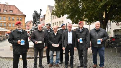 Bild: Thomas Graml, Stadt Amberg
Auf dem Amberger Marktplatz hat die diesjährige Sammlung zugunsten des Volksbundes Deutsche Kriegsgräberfürsorge e. V. begonnen. Mit dabei waren unter anderem Ambergs Dritter Bürgermeister Franz Badura (Dritter von rechts) und Landrat Richard Reisinger (rechts).