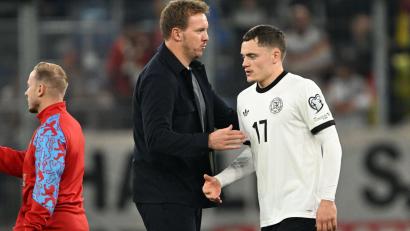 Bild: Federico Gambarini/dpa
Bundestrainer Nagelsmann (l.) bedankt sich bei Wirtz für seinen Einsatz.