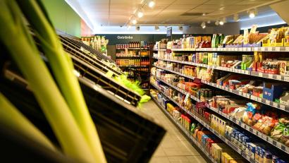 Bild: Heiko Rebsch/dpa
Ein Teil der Verbraucher lässt sich Lebensmittel nach Hause liefern, um nicht in den Supermarkt gehen zu müssen.