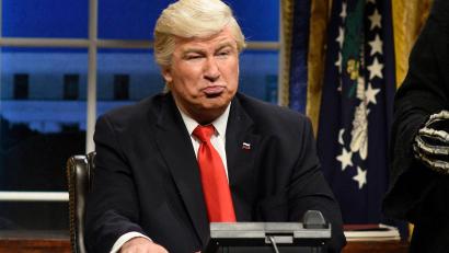 Bild: picture alliance / Will Heath/NBC/AP/dpa
Politische Comedy war immer Teil von „Saturday Night Live“. Niemand war häufiger zu Gast als Alec Baldwin – hier als Donald Trump.