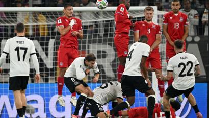 Bild: Federico Gambarini/dpa
Der Freistoß von David Raum (Nr. 22) fliegt durch Luxemburgs Mauer ins Tor.