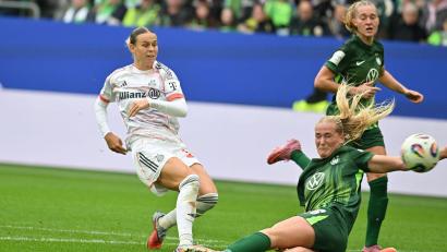 Bild: Swen Pförtner/dpa
Bayern-Torschützin Klara Bühl (l).