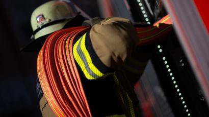 Bild: Marijan Murat/dpa
Feuerwehrleute löschen den Brand in einer Schreinerei. (Symbolbild)