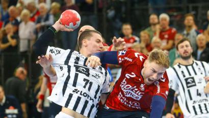 Bild: Michael Hundt/dpa
Elias Ellefsen á Skipagøtu (THW Kiel) im Zweikampf mit Simon Pytlick (SG Flensburg-Handewitt).