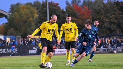 Bild: Loeffler, Jonas
Friedrich Lieder (links/Szene aus dem Spiel gegen 1860) und der FC Amberg sind Herbstmeister in der Fußball-Bezirksliga Nord.