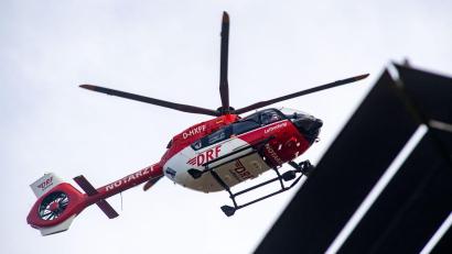 Bild: Stefan Sauer/dpa
Mit einem Rettungshubschrauber wird das Mädchen in eine Klinik geflogen. (Symbolbild)