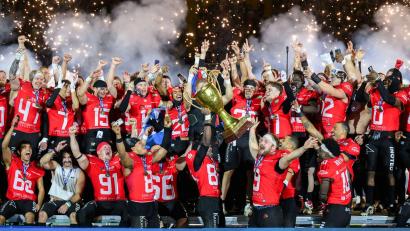 Bild: Robert Michael/dpa
Die Potsdam Royals werden in Dresden Deutscher Meister im American Football und jubeln mit dem Pokal.