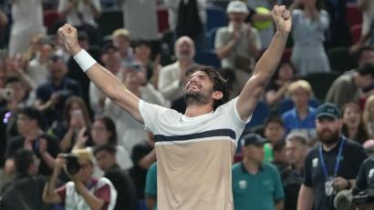 Bild: Andy Wong/AP/dpa
Valentin Vacherot feiert beim Shanghai Masters den größten Erfolg seiner Karriere.