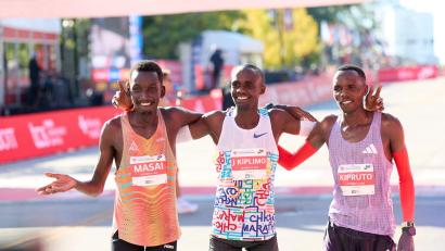 Bild: Richard Dizon/ZUMA Press Wire/dpa
Jacob Kiplimo (M) aus Uganda hat den Chicago-Marathon gewonnen.