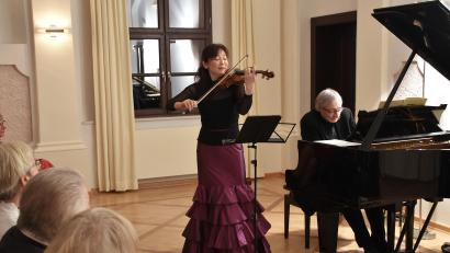 Bild: ubb
Wie immer wurde der Konzertabend mit Yamei Yu und Wolfram Rieger am Klavier zum Ohren- und Augenschmauß gleichermaßen.