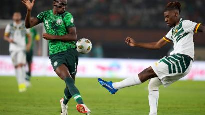 Bild: Sunday Alamba/AP/dpa
Hatte nach dem WM-Qualifikationsspiel gegen Lesotho eine Schrecksekunde zu überstehen: Victor Osimhen (l). (Archivbild)