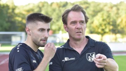 Bild: mhs
Schwarzenfelds Trainer Alexander Hadasch (rechts) ist mit dem Vorrundenverlauf des Aufsteigers voll zufrieden. Links Spieler Simon Lorenz.
