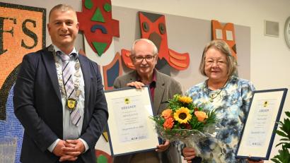 Bild: kki
Aus den Händen des Bürgermeisters Dietmar Schaller nahmen Karl und Rosa Prell die Bürgermedaille in Silber entgegen.
