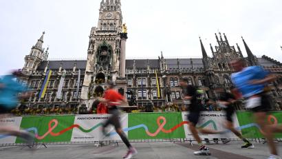 Bild: Felix Hörhager/dpa
Der Münchner Marathon führte auch am Marienplatz vorbei. (Archivbild)