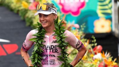 Bild: BEAUTIFUL SPORTS/Hilger/BEAUTIFUL SPORTS/dpa
Erschöpft, aber glücklich: Laura Philipp holte sich Platz drei auf Hawaii.