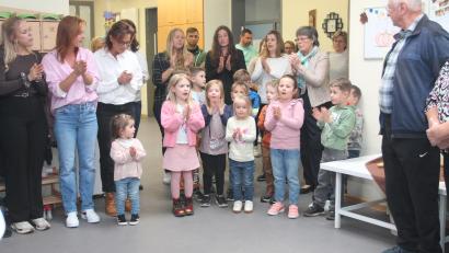 Bild: pi
"Gottes Liebe ist so wunderbar groß", singen die Kinder bei der Begrüßung.