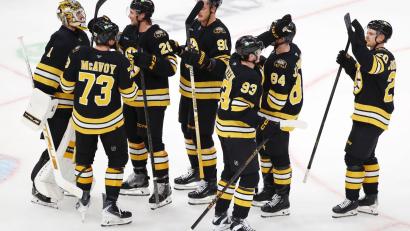 Bild: Michael Dwyer/AP/dpa
Die Boston Bruins bleiben unter Trainer Marco Sturm ungeschlagen.